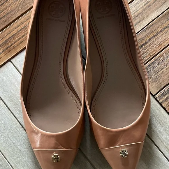 Tory Burch Women's Tan and Black Flats - Picture 3 of 8